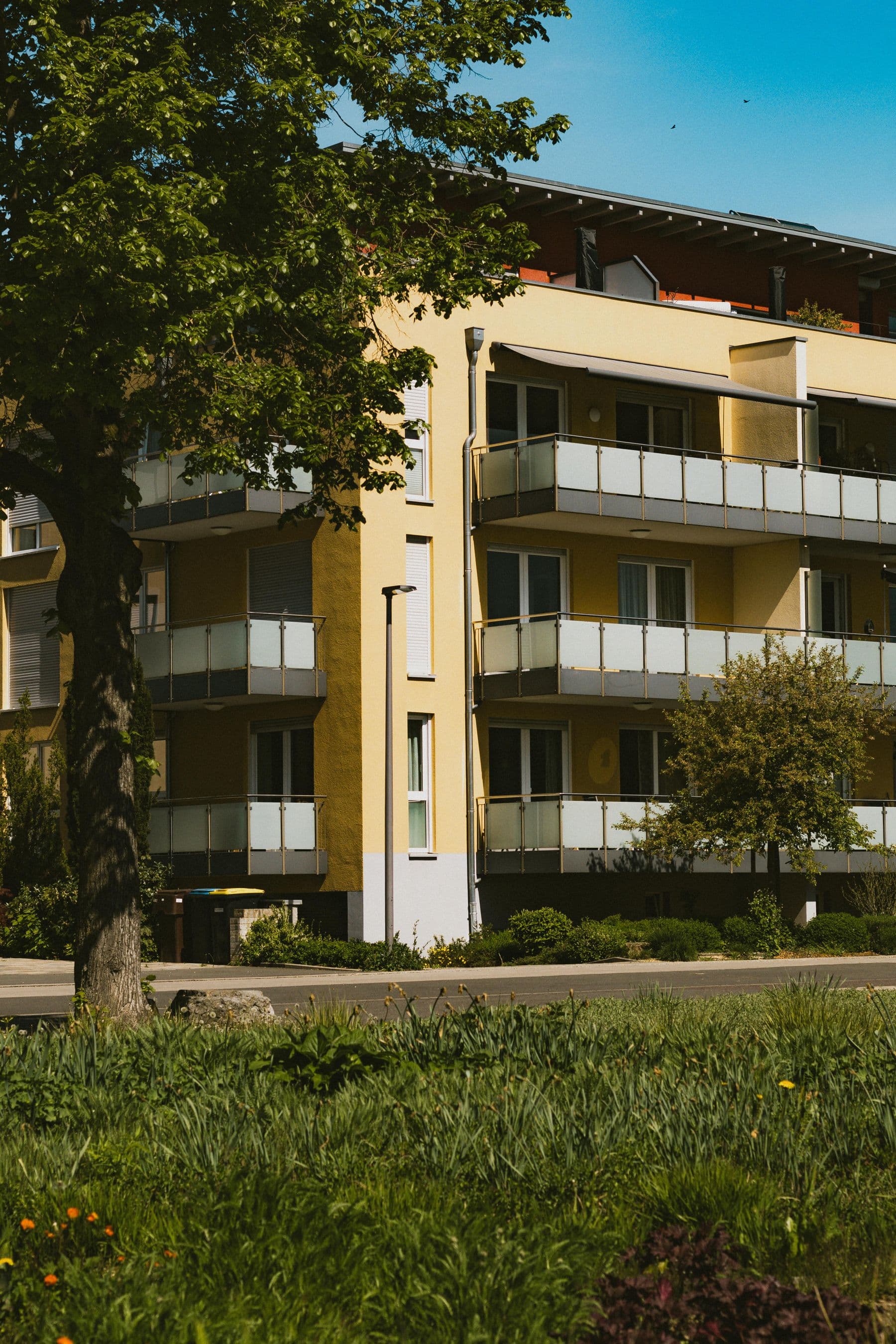 Edifício residencial de pequeno porte cercado por área verde