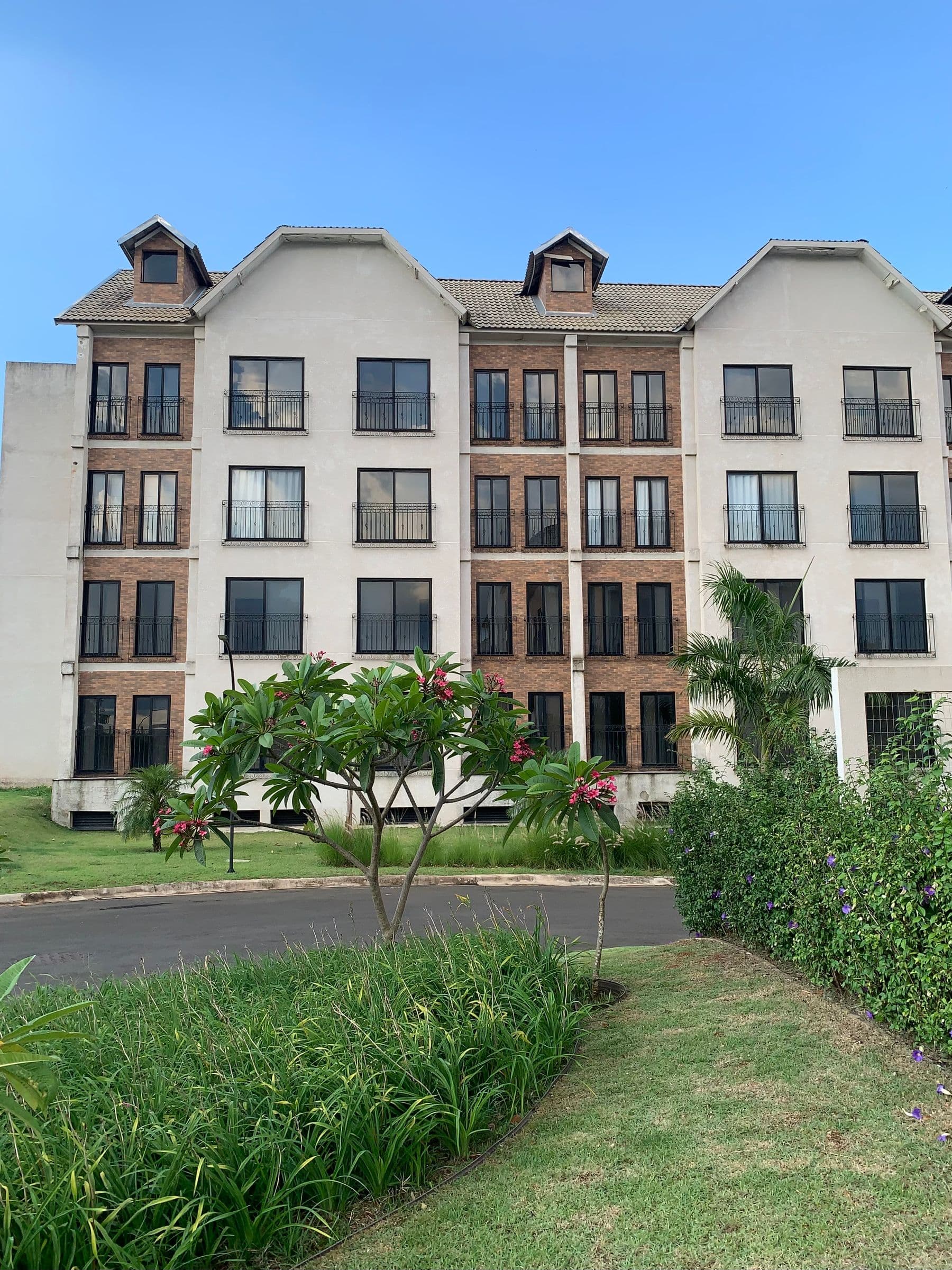 Condomínio residencial de pequeno porte com jardim