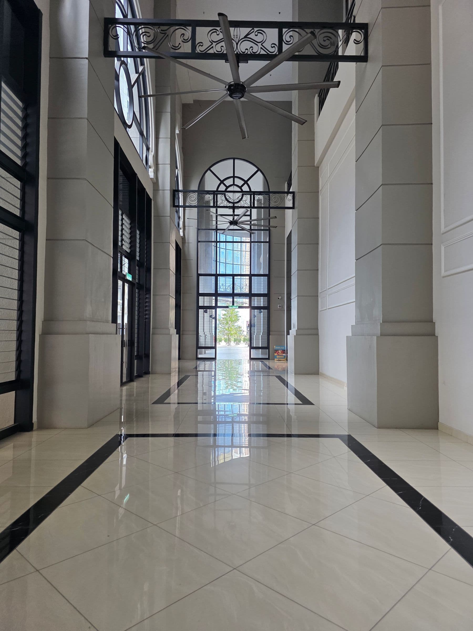 Área comum residencial conservada e iluminada