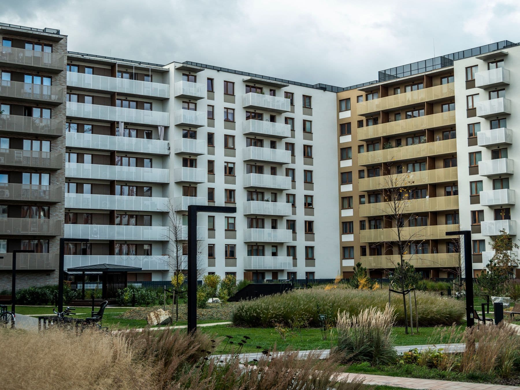 Conjunto residencial com áreas comuns ajardinadas