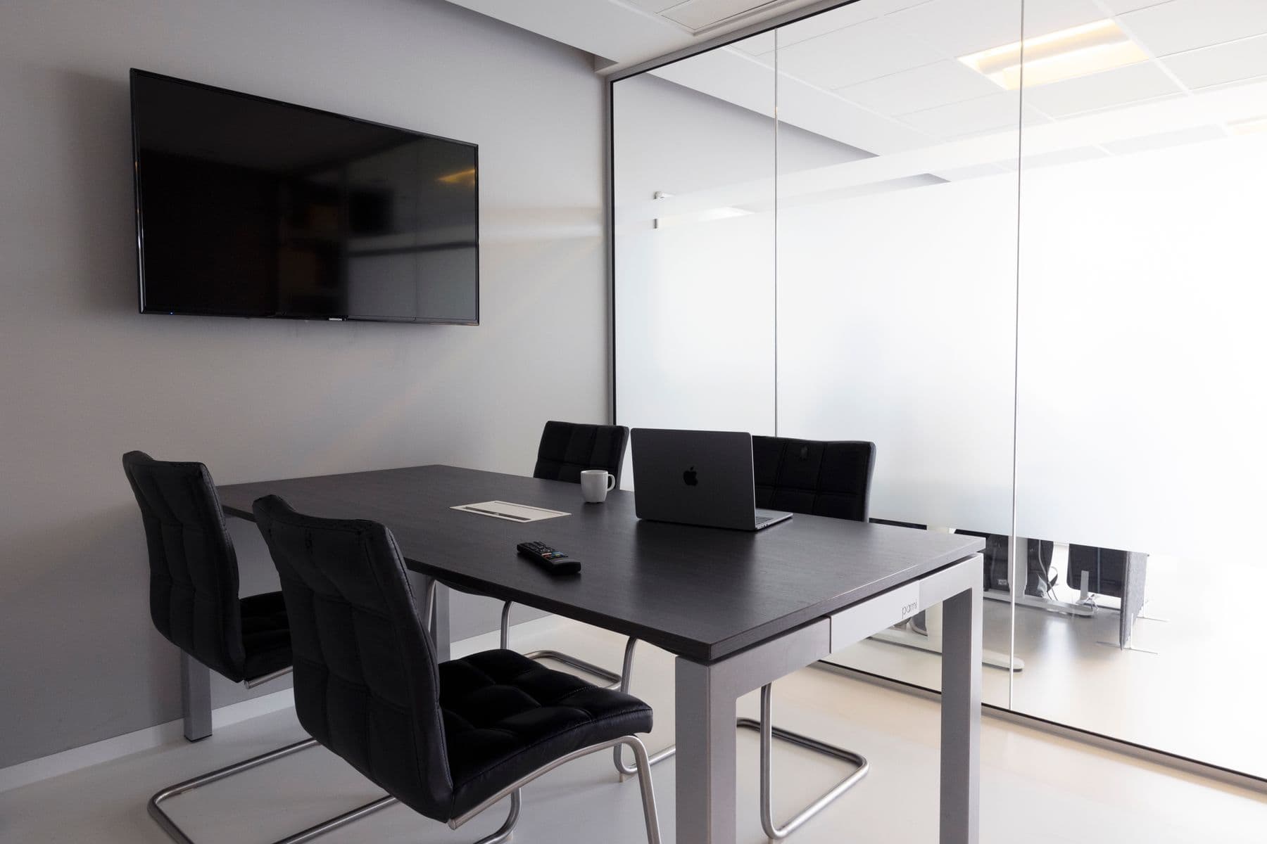 Sala preparada para reunião e tomada de decisões