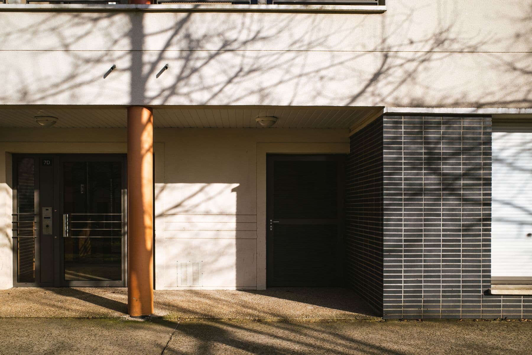 Entrada de edifício residencial acompanhada pela administração