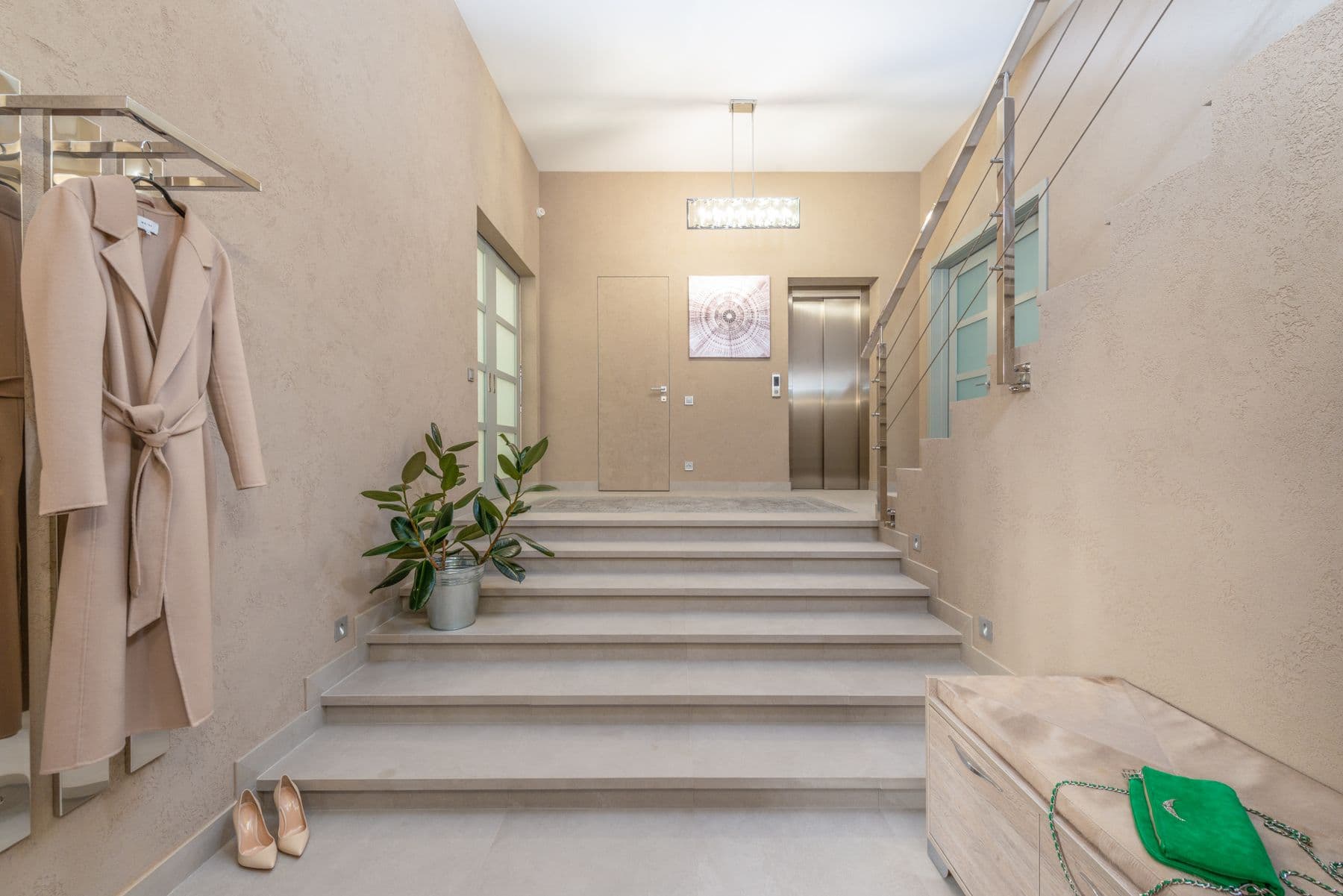 Hall residencial organizado e bem conservado